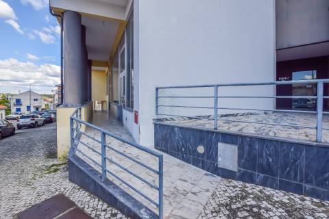Loja para Comércio ou Serviços em Torres Novas – 170 m²