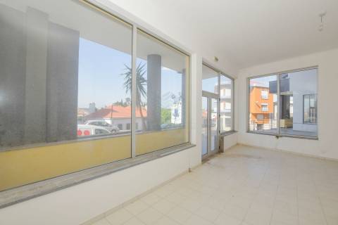 Loja em Torres Novas destinada a comércio/serviços