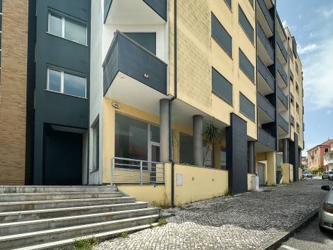 Loja em Torres Novas destinada a comércio/serviços