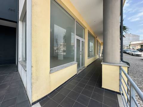 Loja em Torres Novas destinada a comércio/serviços