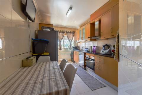 Apartamento T3 com Garagem e Arrecadação em Torres Novas