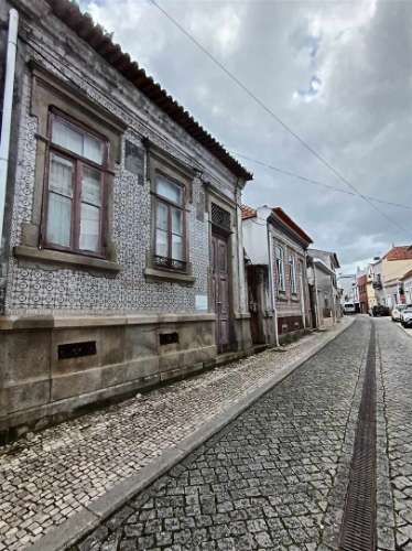 Moradia Centro de Ilhavo, c/duas entradas independentes p/restaurar c/potencial p/várias frações.