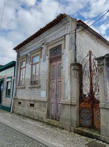 Moradia Centro de Ilhavo, c/duas entradas independentes p/restaurar c/potencial p/várias frações.