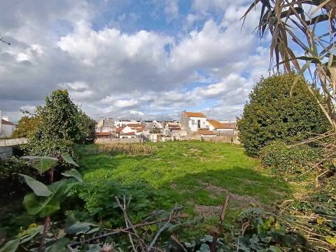 Moradia Centro de Ilhavo, c/duas entradas independentes p/restaurar c/potencial p/várias frações.