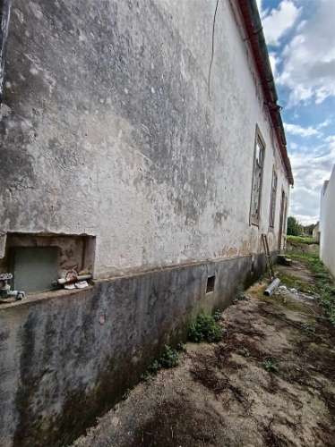 Moradia Centro de Ilhavo, c/duas entradas independentes p/restaurar c/potencial p/várias frações.