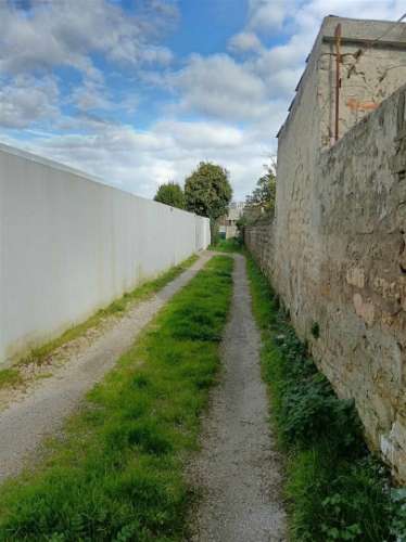 Moradia Centro de Ilhavo, c/duas entradas independentes p/restaurar c/potencial p/várias frações.