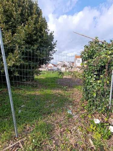 Moradia Centro de Ilhavo, c/duas entradas independentes p/restaurar c/potencial p/várias frações.