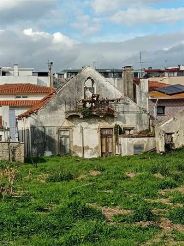 Moradia Centro de Ilhavo, c/duas entradas independentes p/restaurar c/potencial p/várias frações.