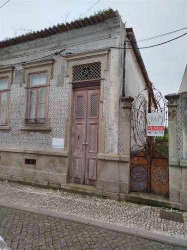Moradia Centro de Ilhavo, c/duas entradas independentes p/restaurar c/potencial p/várias frações.