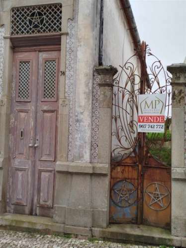 Moradia Centro de Ilhavo, c/duas entradas independentes p/restaurar c/potencial p/várias frações.