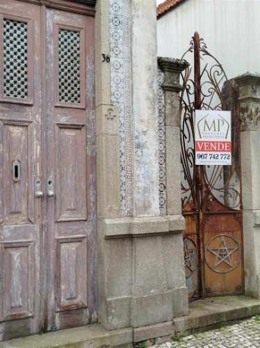 Moradia Centro de Ilhavo, c/duas entradas independentes p/restaurar c/potencial p/várias frações.