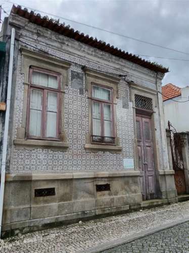 Moradia Centro de Ilhavo, c/duas entradas independentes p/restaurar c/potencial p/várias frações.