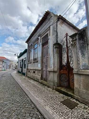 Moradia Centro de Ilhavo, c/duas entradas independentes p/restaurar c/potencial p/várias frações.