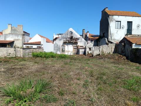 Moradia Centro de Ilhavo, c/duas entradas independentes p/restaurar c/potencial p/várias frações.