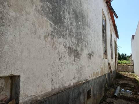 Moradia Centro de Ilhavo, c/duas entradas independentes p/restaurar c/potencial p/várias frações.