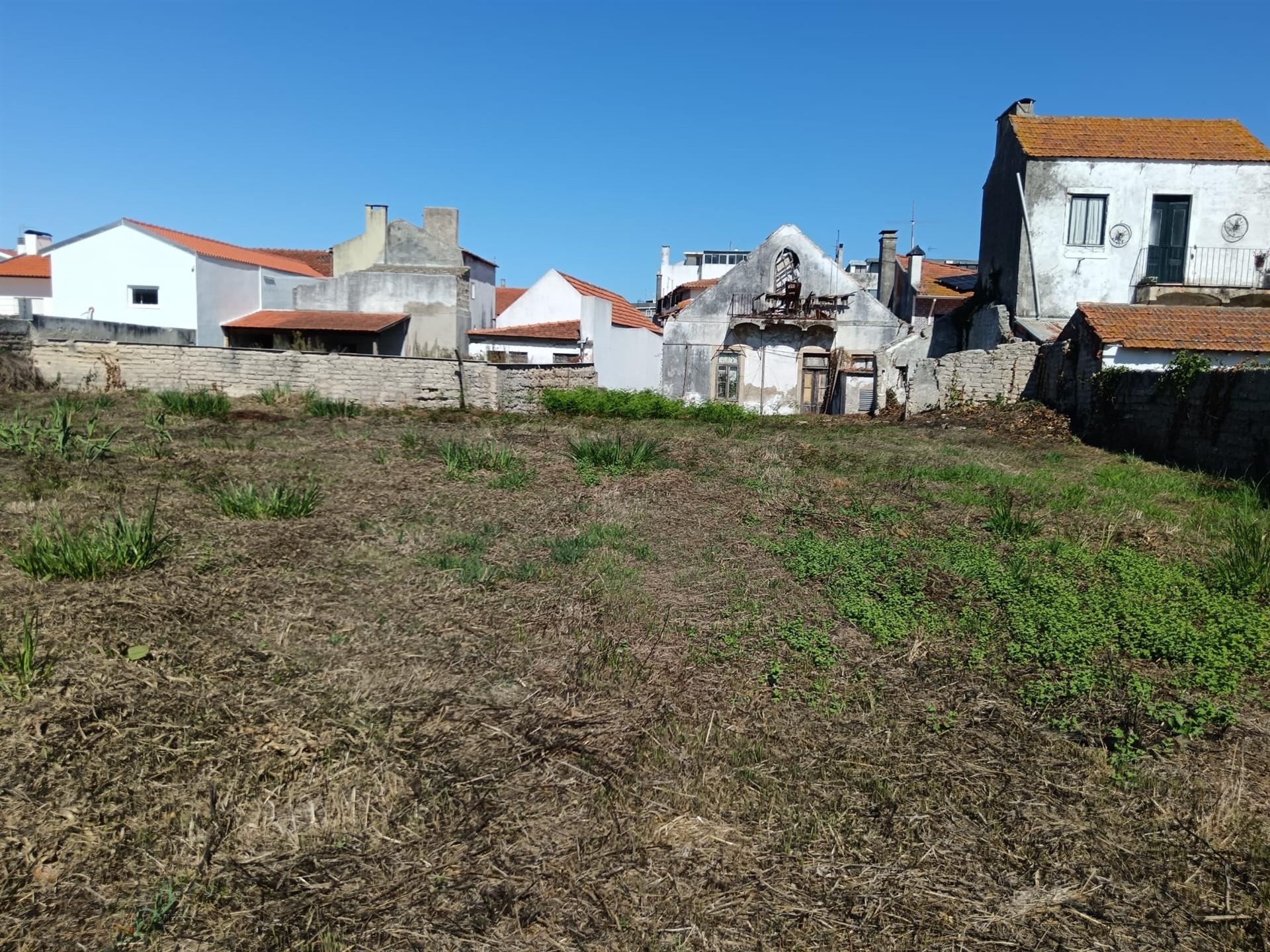 Moradia Centro de Ilhavo, c/duas entradas independentes p/restaurar c/potencial p/várias frações.