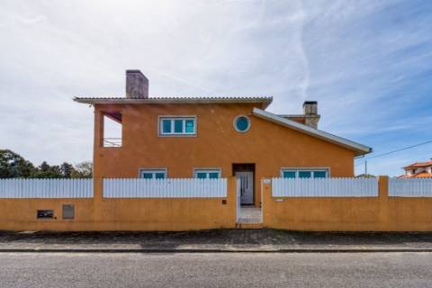 Moradia Magnifica T5 Isolada , rodeada de jardim e flores na Gafanha da Encarnação.