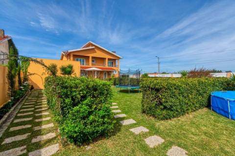 Moradia Magnifica T5 Isolada , rodeada de jardim e flores na Gafanha da Encarnação.