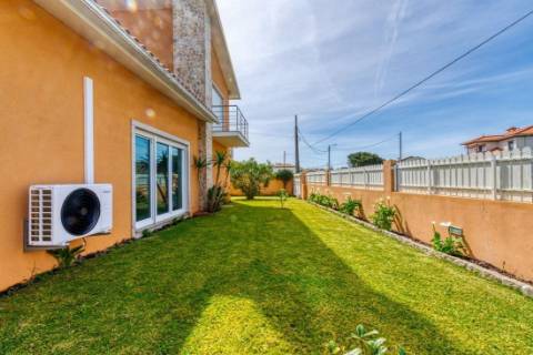 Moradia Magnifica T5 Isolada , rodeada de jardim e flores na Gafanha da Encarnação.