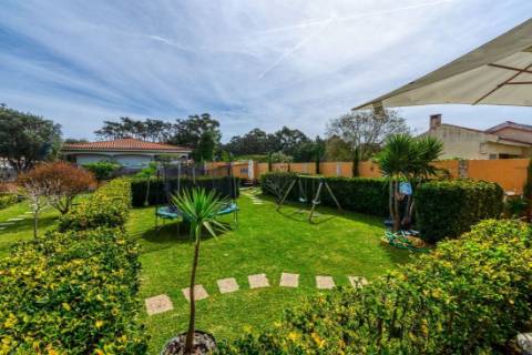 Moradia Magnifica T5 Isolada , rodeada de jardim e flores na Gafanha da Encarnação.