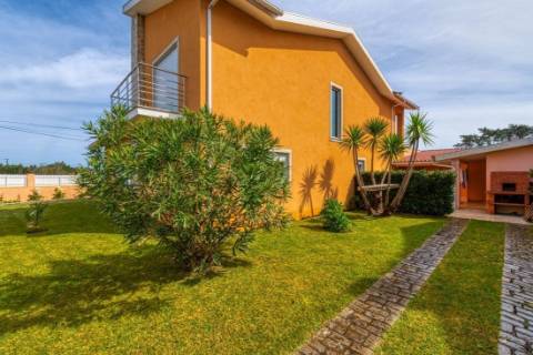 Moradia Magnifica T5 Isolada , rodeada de jardim e flores na Gafanha da Encarnação.