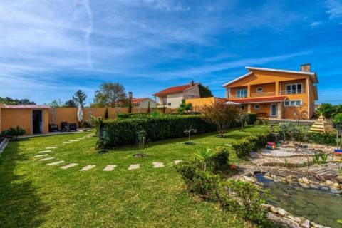 Moradia Magnifica T5 Isolada , rodeada de jardim e flores na Gafanha da Encarnação.