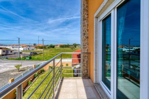 Moradia Magnifica T5 Isolada , rodeada de jardim e flores na Gafanha da Encarnação.