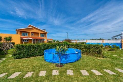 Moradia Magnifica T5 Isolada , rodeada de jardim e flores na Gafanha da Encarnação.