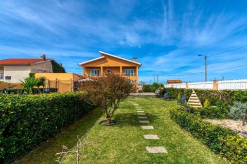 Moradia Magnifica T5 Isolada , rodeada de jardim e flores na Gafanha da Encarnação.