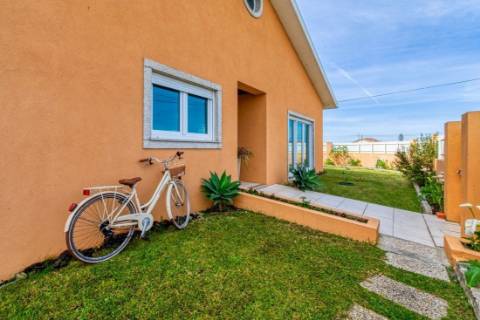 Moradia Magnifica T5 Isolada , rodeada de jardim e flores na Gafanha da Encarnação.