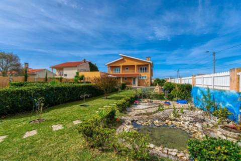 Moradia Magnifica T5 Isolada , rodeada de jardim e flores na Gafanha da Encarnação.