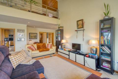 Moradia Magnifica T5 Isolada , rodeada de jardim e flores na Gafanha da Encarnação.