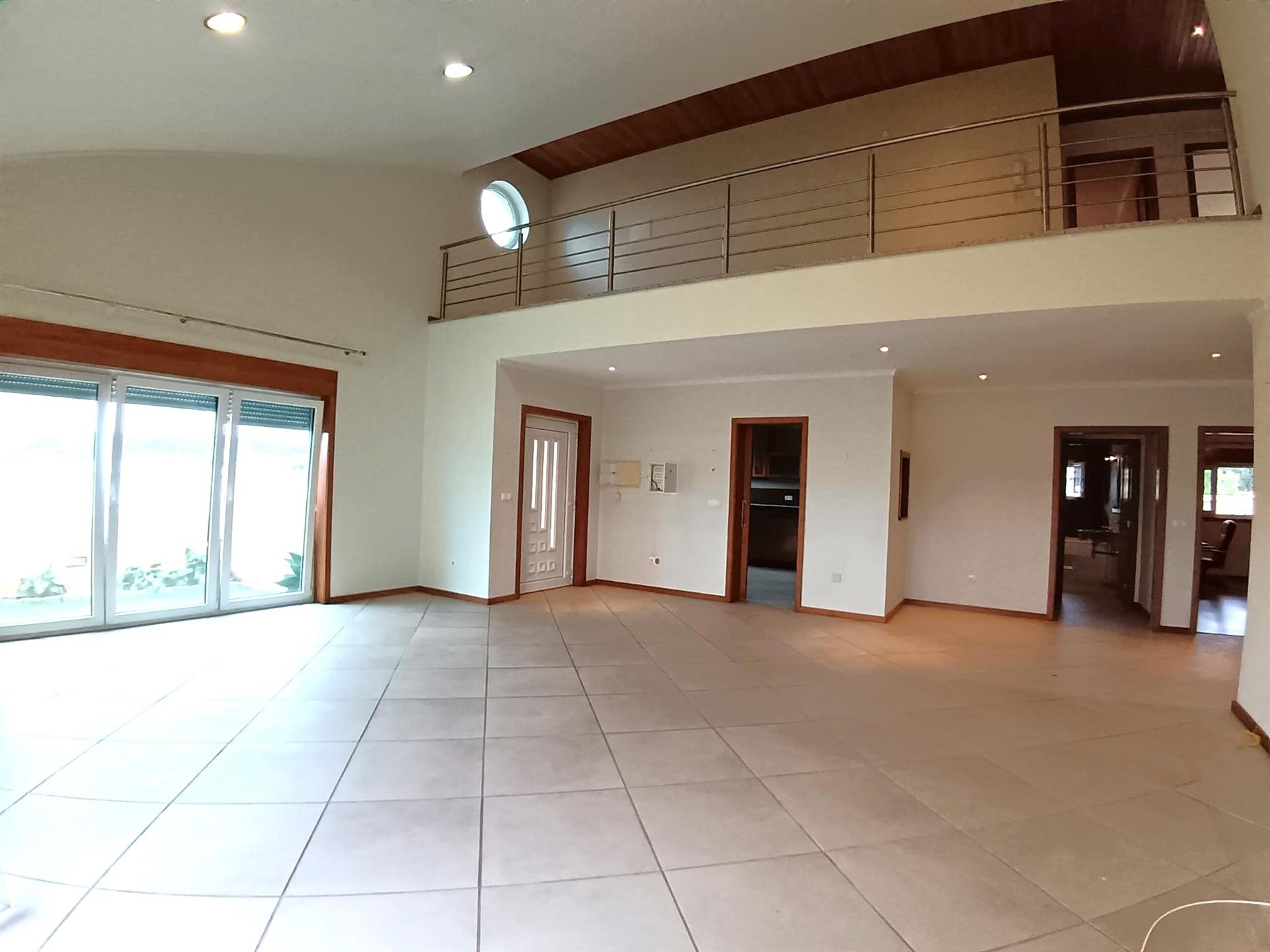 Moradia Magnifica T5 Isolada , rodeada de jardim e flores na Gafanha da Encarnação.