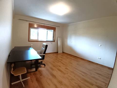 Moradia Magnifica T5 Isolada , rodeada de jardim e flores na Gafanha da Encarnação.