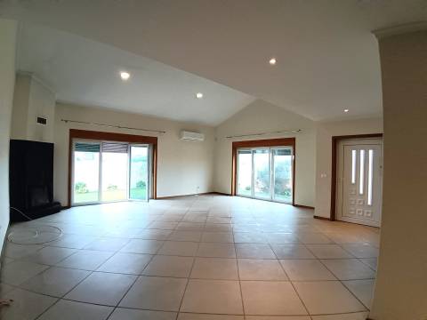 Moradia Magnifica T5 Isolada , rodeada de jardim e flores na Gafanha da Encarnação.