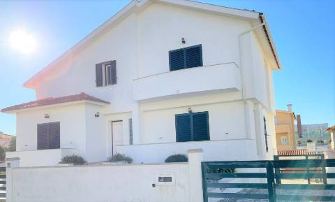 Moradia Isolada T4 a 100 metros da praia com piscina e jardim na Praia da Vagueira.