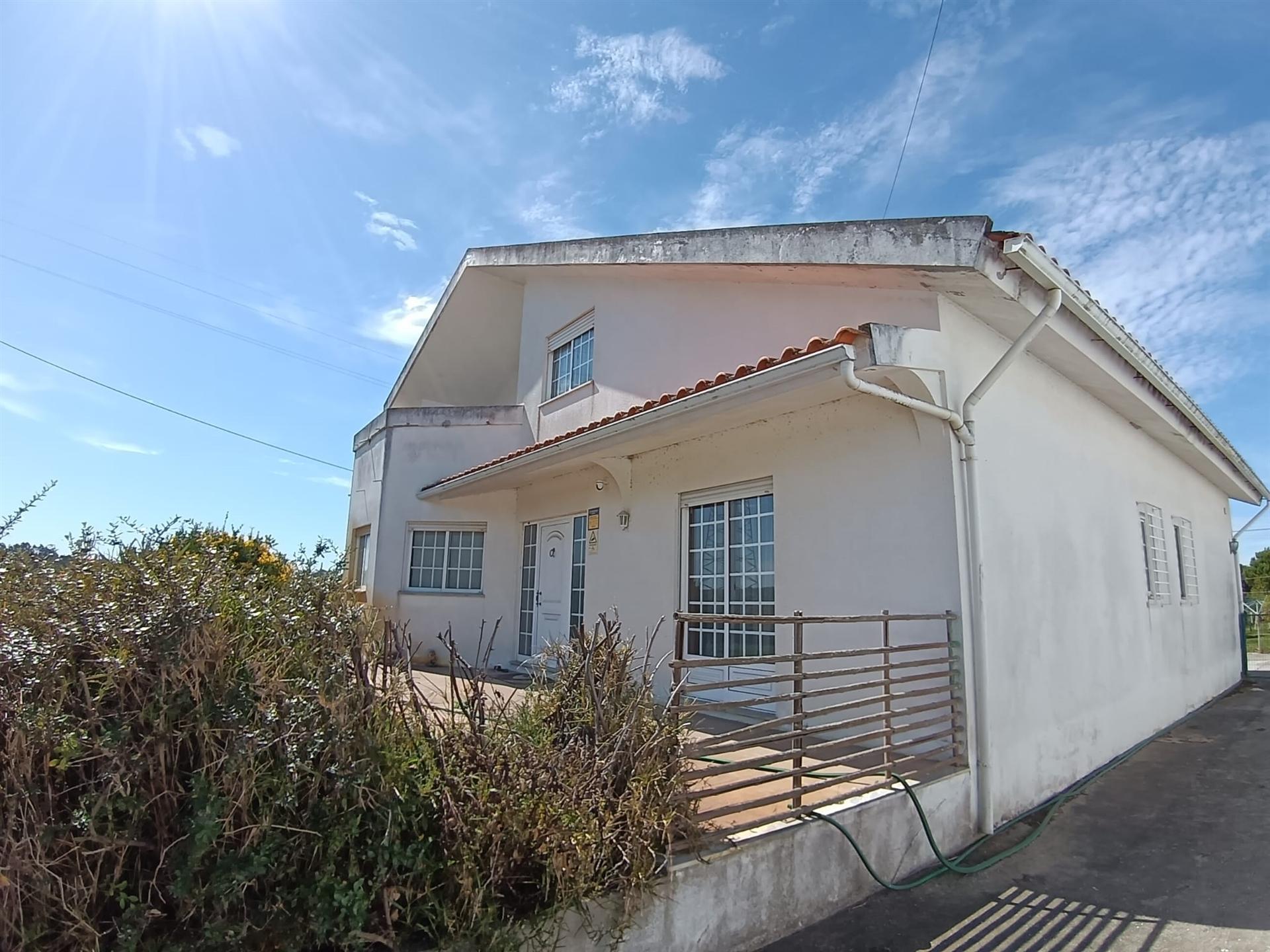 Moradia T4 Isolada com jardim, quintal, garagem na Gafanha da Boavista com uma Vista Panorâmica.