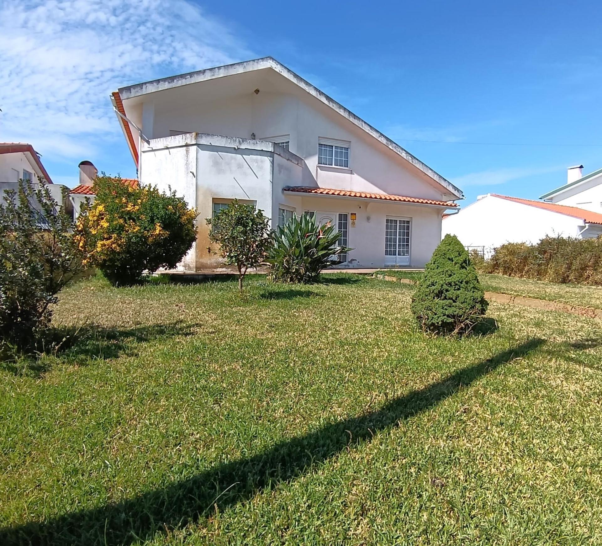 Moradia T4 Isolada com jardim, quintal, garagem na Gafanha da Boavista com uma Vista Panorâmica.