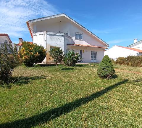 Moradia T4 Isolada com Vista Ria na Gafanha da Boavista. Quintal, jardim e garagem.