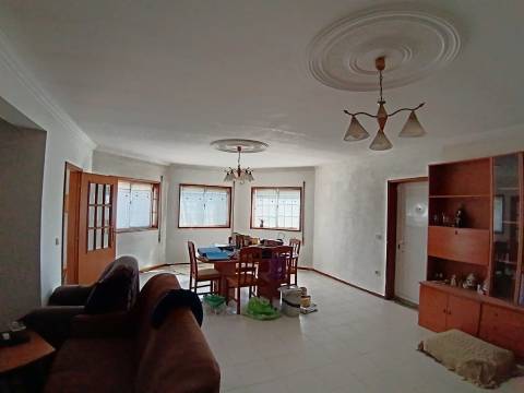 Moradia T4 Isolada com Vista Ria na Gafanha da Boavista. Quintal, jardim e garagem.