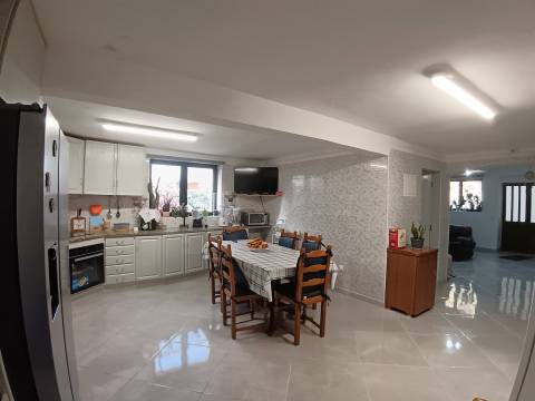 Moradia T3 Térrea, c/ pátio coberto,quintal magnífico na Fogueira,Sangalhos.