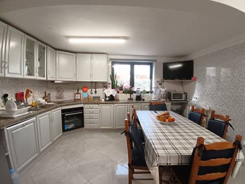 Moradia T3 Térrea, c/ pátio coberto,quintal magnífico na Fogueira,Sangalhos.