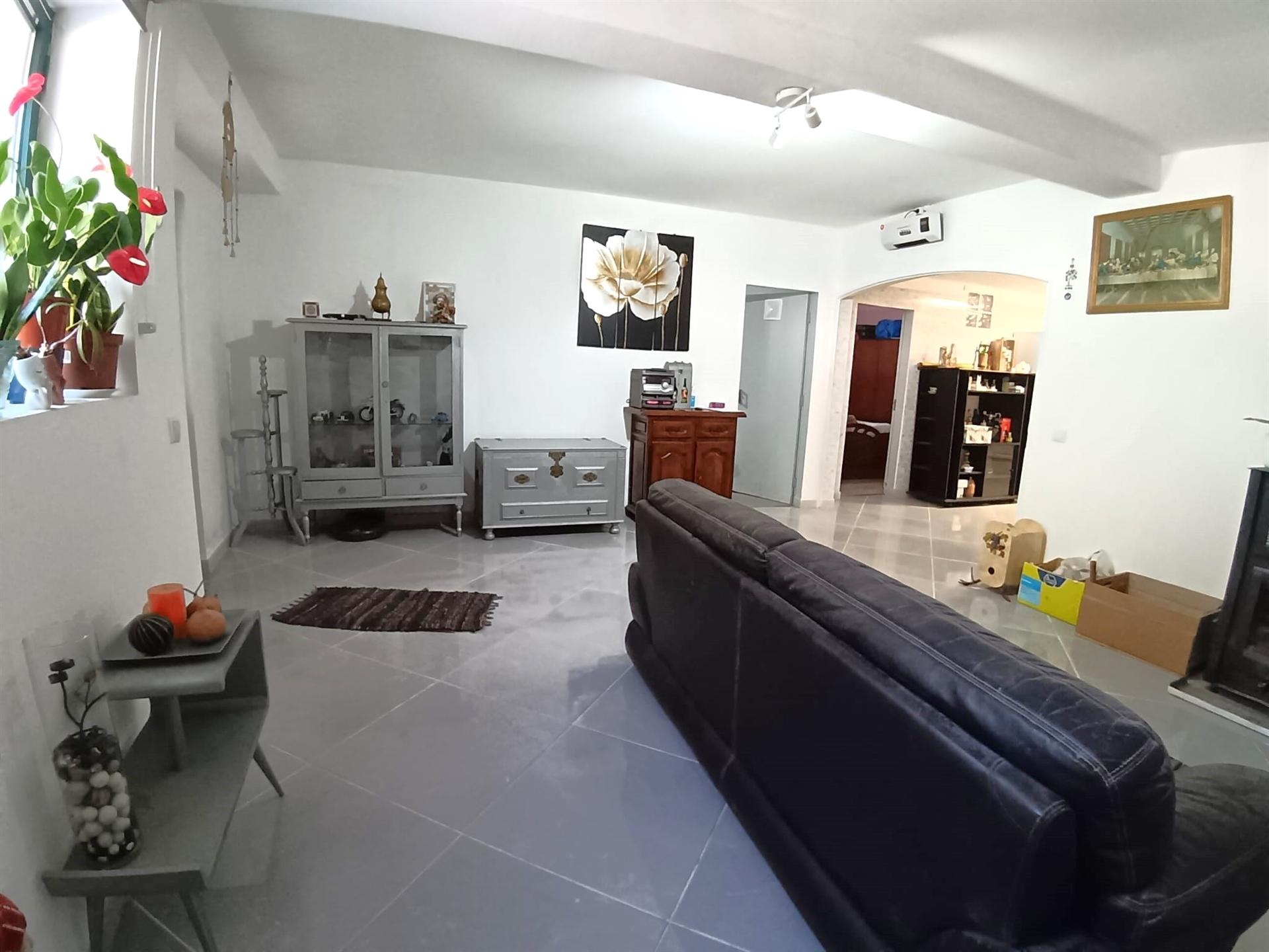 Moradia T3 Térrea, c/ pátio coberto,quintal magnífico na Fogueira,Sangalhos.