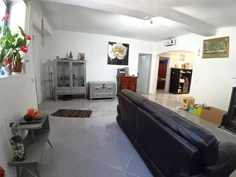 Moradia T3 Térrea, c/ pátio coberto,quintal magnífico na Fogueira,Sangalhos.