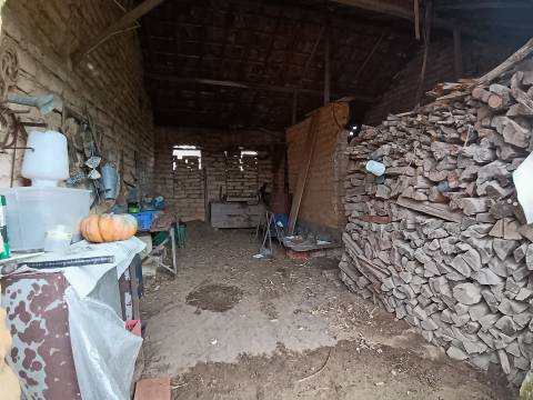 Terreno Urbano/Ruina c/água e luz/ 400m2 de terreno em Camarnal,Oliveira do Bairro.