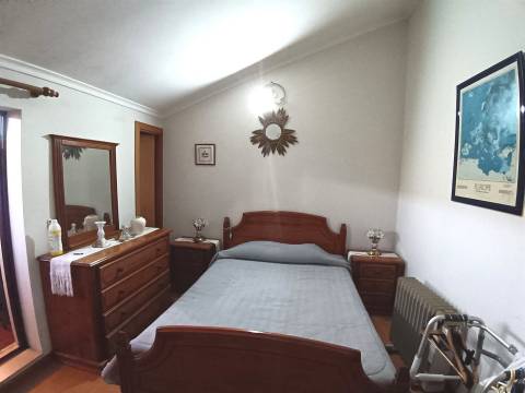 Apartamento T3 Duplex c/aquecimento central,2 Wc(s),varandas, duas marquises e garagem fechada.