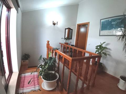 Apartamento T3 Duplex c/aquecimento central,2 Wc(s),varandas, duas marquises e garagem fechada.