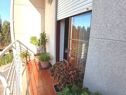 Apartamento T3 Duplex c/aquecimento central,2 Wc(s),varandas, duas marquises e garagem fechada.