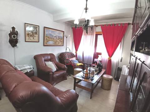 Apartamento T3 Duplex c/aquecimento central,2 Wc(s),varandas, duas marquises e garagem fechada.