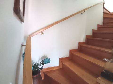Apartamento T3 Duplex c/aquecimento central,2 Wc(s),varandas, duas marquises e garagem fechada.